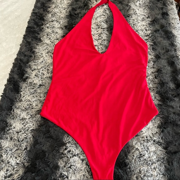 💥Fashion Nova Tokoyo Deep Halter Neck Red Bodysuit💥 - Picture 4 of 7